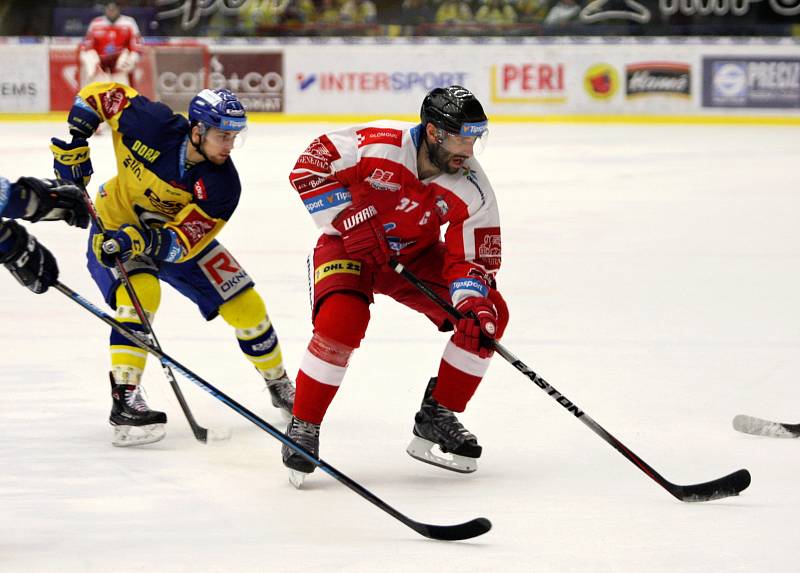 Hokejisté Zlína (ve žlutých dresech) se ve 38. kole extraligy utkali s Olomoucí.