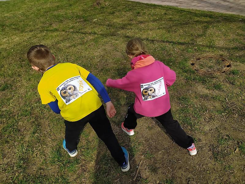 Kampaň Pomáháme pohybem aneb Strava nejen pro puštíka spustila na pomoc zlínské zoo Obchodní akademie Tomáše Bati ve Zlíně. V kategorii Srdcaři - učitelé školy se jí zúčastnila také spoluautorka projektu Radka Stuchlíková s rodinou.