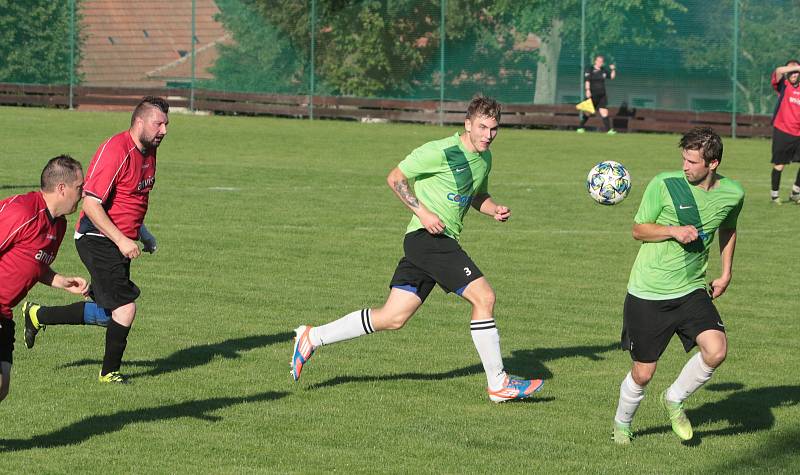 Fotbalisté Slopného (zelené dresy) si v Lize4 poradil s Drnovicemi, které díky hattricku Martina Váni zdolal 3:2. Foto: pro Deník/Jan Zahnaš