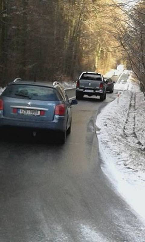 Dopolední a ranní fotky čtenářky paní Velikovské - cesta Racková - Zlín a Zlín - Racková. Zablokována doprava na 4 hodiny z obou stran. Ledovka a několik dopravních nehod, nehoda i školního autobusu - skončil v příkopě.