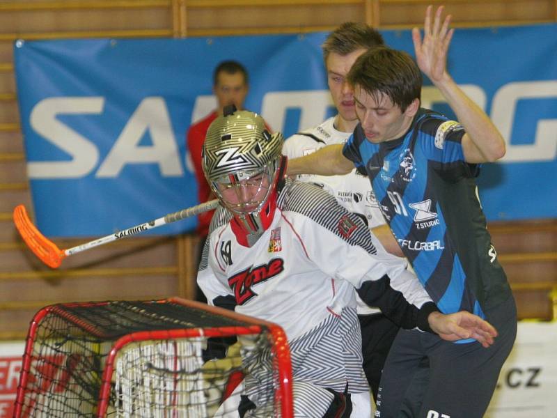 Extraligoví florbalisté Panthers Otrokovice (v modrém) proti Střešovicím.