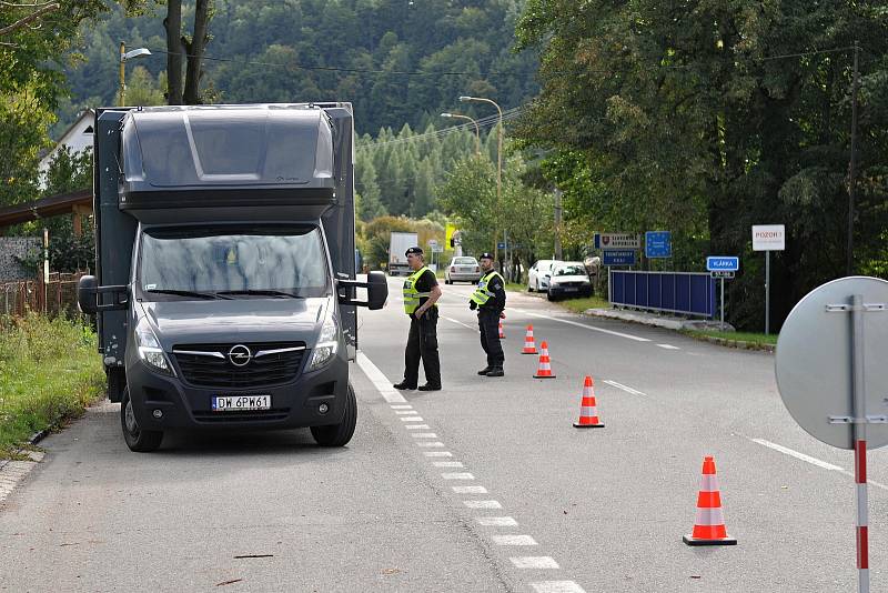 Policisté kontrolují ve čtvrtek 29. září 2022 v Brumově-Bylnici vozidla na hraničním přechodu se Slovenskem.