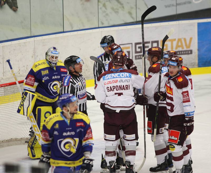 Hokejisté Zlína (v modrém) v rámci 10. kola extraligy v neděli 8. 10. měřili síly s pražskou Spartou.