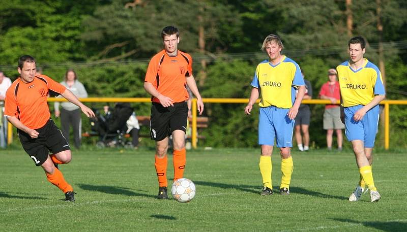 I. B třída: Hvozdná (ve žlutém) - Míškovice 1:2 (0:1)