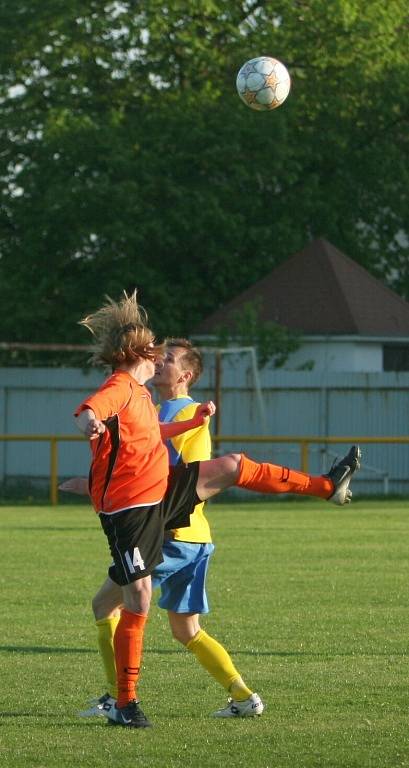 I. B třída: Hvozdná (ve žlutém) - Míškovice 1:2 (0:1)