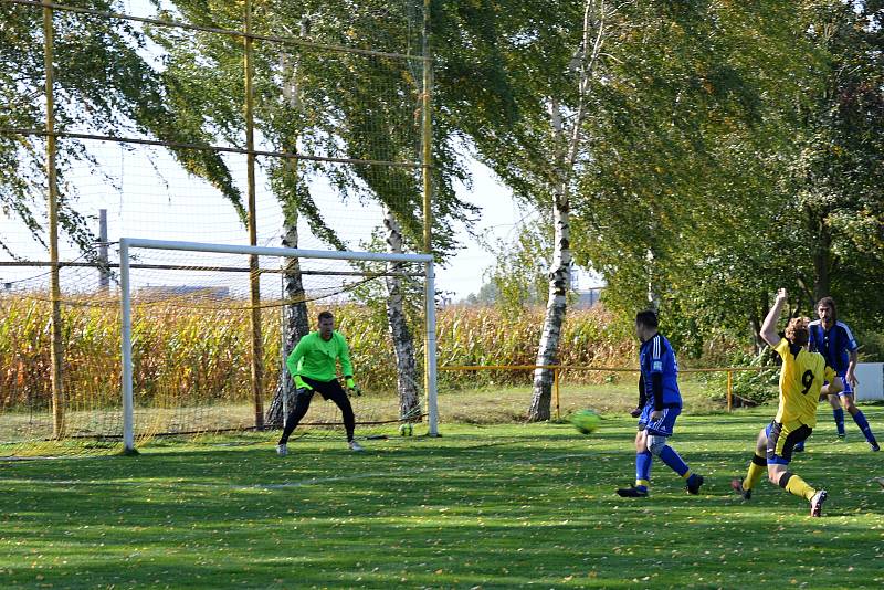 Fotbalisté Tečovic (ve žluto-černých dresech) doma našli recept na Admiru Hulín.