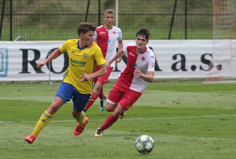 Fotbalisté Kroměříže (červenobílé dresy) v dalším přípravném utkání podlehli posílenému béčku Zlína 1:2