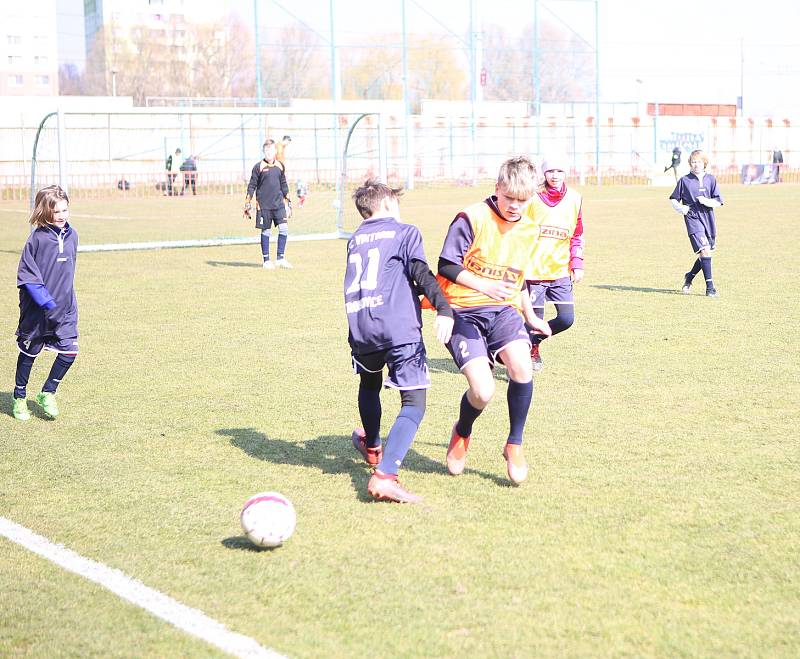 Fotbalisté Otrokovic (modré dresy) ve 20. kole MSFL prohráli s Olomoucí "B" prohráli vysoko 0:5.