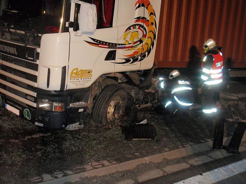 U Zádveřic došlo k tragické dopravní nehodě mezi osobním autem zn. Š Felicia a nákladní soupravou s tahačem zn. Scania.