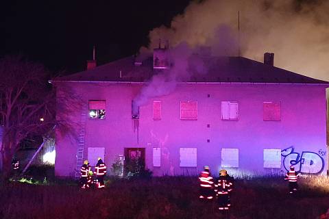 Jeden člověk nepřežil požár vybydleného domu v otrokovických Kvítkovicích, 3. 12. 2022