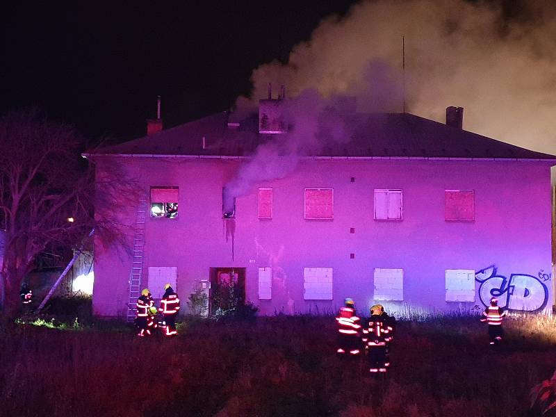 Jeden člověk nepřežil požár vybydleného domu v otrokovických Kvítkovicích, 3. 12. 2022