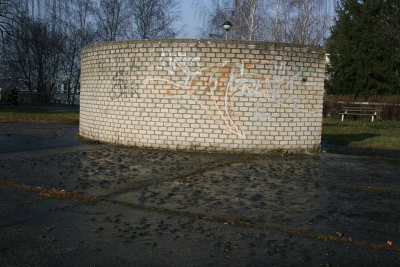 Neutěšený stav prostranství před I. segmentem ve Zlíně na Jižních svazích.