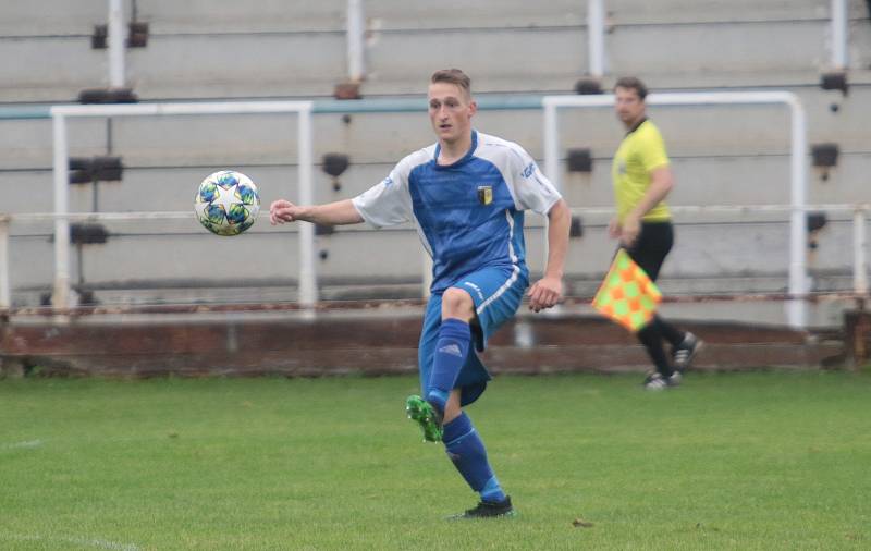 Slušovičtí fotbalisté (modré dresy) doma porazili Velké Karlovice 1:0.