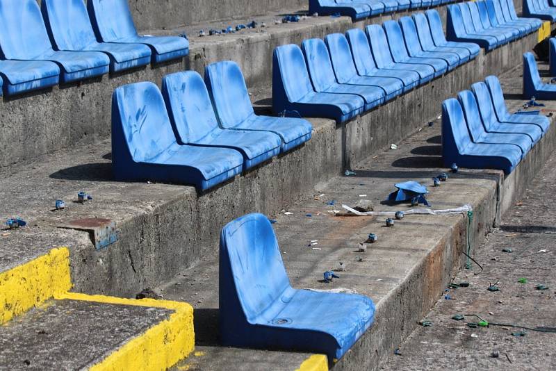 Sektor hostů po řádění baníkovců na stadionu Letná ve Zlíně