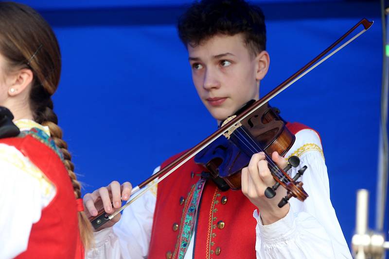 Dětský folklórní festival Májíček. XIII. ročník tradičního česko-slovenského festivalu dětských folklórních souborů před kostelem Panny Marie Pomocnice křesťanů na Jižních Svazích