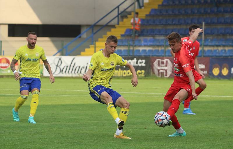 Fotbalisté Zlína (žluté dresy) v posledním přípravném zápase jen remizovali s brněnskou Zbrojovkou 1:1.