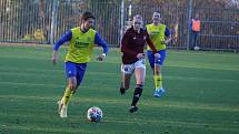 Fotbalistky Zlína (žluté dresy) v posledním podzimním zápase druhé ligy žen prohrály na Vršavě se Spartou Praha B 1:4 a přezimují poslední.