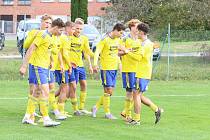 Fotbalisté Zlína B (žluté dresy) v 10. kole MSFL remizovali s juniorkou Karviné 1:1.