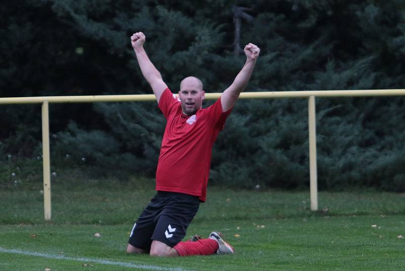 Fotbalisté Mladcové B  (modré dresy) v 10. kole okresního přeboru Zlínska zdolaly Příluky 3:2.