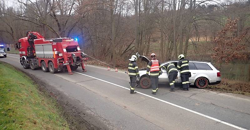 Hasiči auto, které skončilo až v rybníku, vytáhli na břeh a zajistili, aby uniklé provozní kapaliny neznečistily vodu.