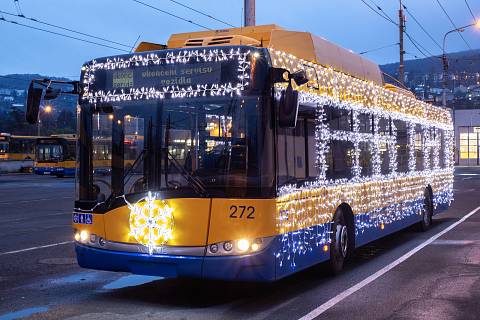 Do ulic Zlína vyjel vánočně vyzdobený trolejbus. Potkáte jej i v Otrokovicích; listopad 2023