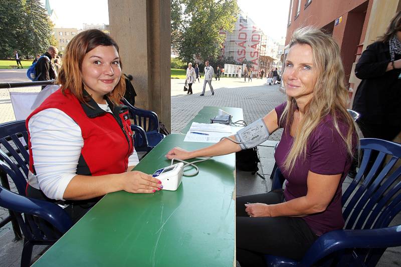 Týden zdraví ve Zlíně. Měření tlaku v podloubí u radnice na náměstí Míru ve Zlíně.