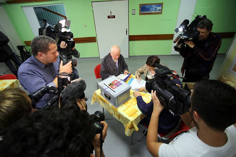 Volby 2017 Volení do přenosné urny v Krajské nemocnici T. Baťi ve Zlíně.Na snímku  Josef Čihák