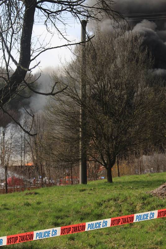 Ve Všemině hořely uskladněné plasty a pneumatiky