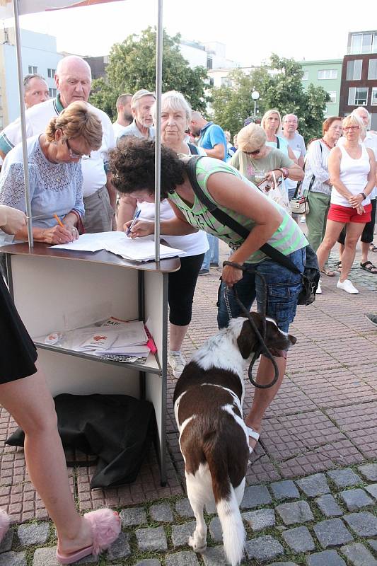 Zachraňme Baťovku - demonstrace na Náměstí Míru ve Zlíně v pondělí, 10. srpna 2020.