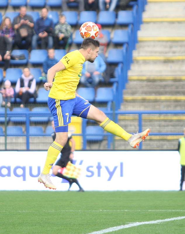 Prvoligoví fotbalisté Fastavu Zlín (ve žlutém) v sobotním 13. kole Fortuna:ligy hostili Mladou Boleslav.   Na snímku Železník.