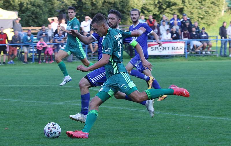 Fotbalisté Slavičína (v modrém) ve 2. kole MOL Cupu ve středu odpoledne před svými fanoušky podlehli prvoligové Karviné 1:5. Foto: Deník/Jan Zahnaš