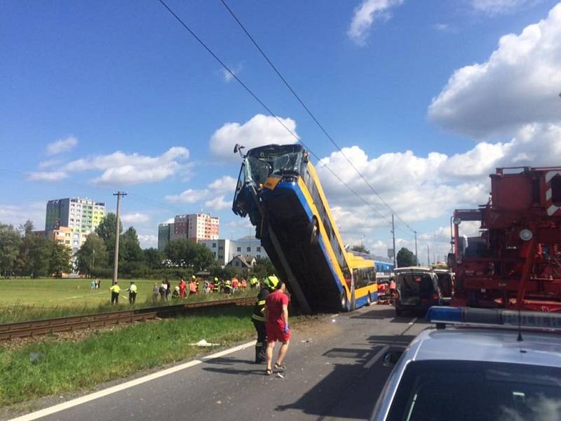 V Otrokovicích-Kvítkovicích naboural trolejbus do sloupu trakčního vedení. Na místě jsou zranění lidé.