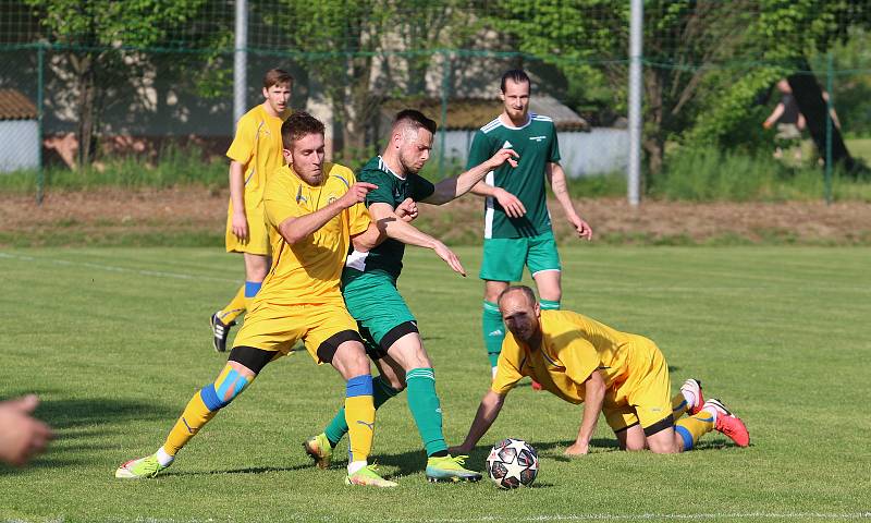 Výběr Krajského fotbalového svazu Zlín (žluté dresy) v prvním kvalifikačním utkání Region Cupu zdolal na hřišti divizního Holešova soupeře z Moravskoslezského kraje 4:2 na penalty, když zápas skončil po devadesáti minutách nerozhodně 2:2.