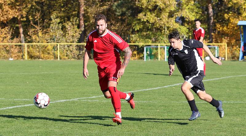 Fotbalisté Mladcové (červené dresy) v šlágru víkendu I.B. třídy skupiny B porazili Lužkovice 4:0.