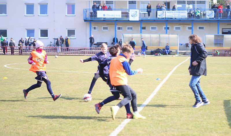 Fotbalisté Otrokovic (modré dresy) ve 20. kole MSFL prohráli s Olomoucí "B" prohráli vysoko 0:5.