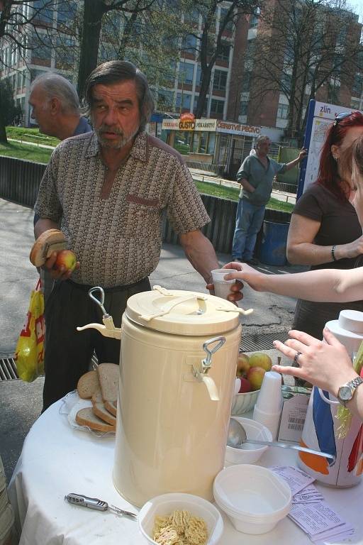 Polévka u nádraží. Bezdomovci dostali na Velký pátek teplou polévku. 