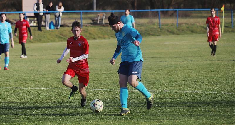 Fotbalisté Hvozdné (modré dresy) v přípravném zápase porazili Lužkovice.