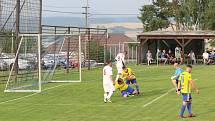 Fotbalisté Luhačovic (ve žlutých dresech) zvítězili na hřišti Sokola Veselá 4:3.