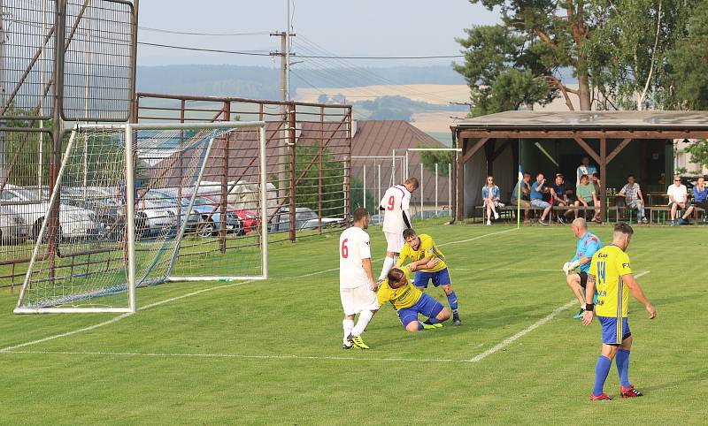 Fotbalisté Luhačovic (ve žlutých dresech) zvítězili na hřišti Sokola Veselá 4:3.