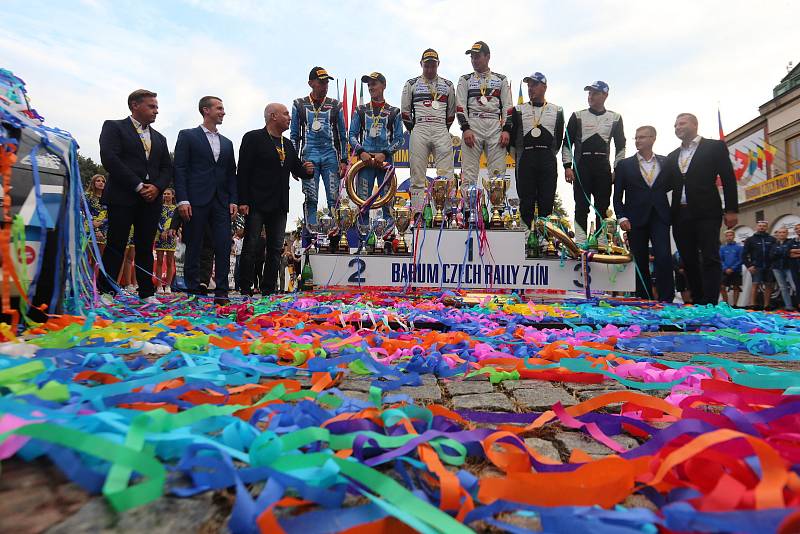 Slavnostní vyhlášení výsledků 51. ročnku Barum Czech Rally Zlín před radnicí. Z prvenství se posedmé v řadě, po desáté celkově, radoval Jan Kopecký.