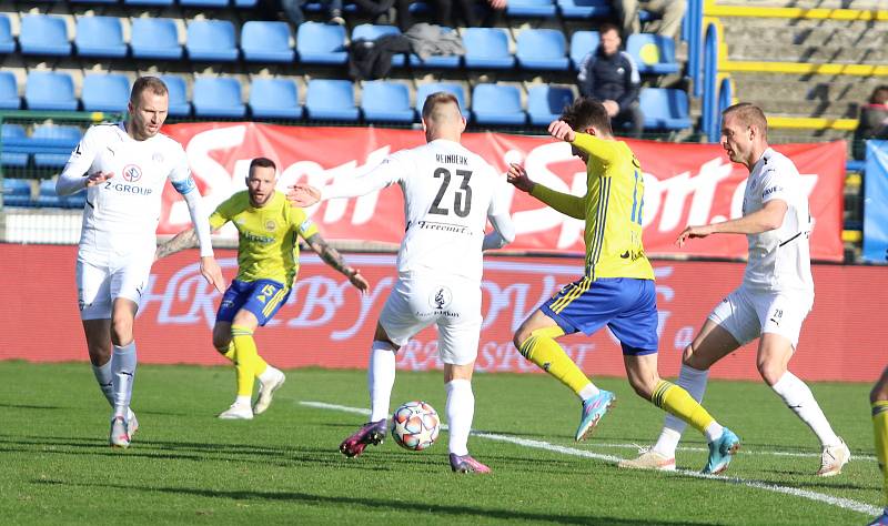 Fotbalisté Zlína (žluté dresy) přivítali na Letné konkurenční Slovácko.