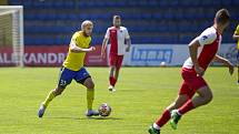 Fotbalisté Zlína (ve žlutých dresech) porazili na Letné třetiligovou Kroměříž 4:1.