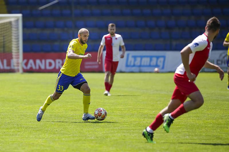 Fotbalisté Zlína (ve žlutých dresech) porazili na Letné třetiligovou Kroměříž 4:1.