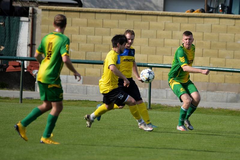 Fotbalisté Napajedel (v zeleném) v sobotu v rámci 20. kola krajského přeboru doma remizovali s Velkými Karlovicemi 1:1.