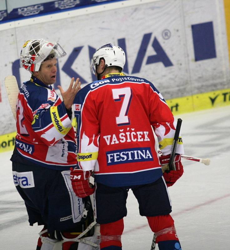 PSG Zlín - HC ČSOB Pojišťovna. Dušan Salfický (vlevo) a Josef Vašíček