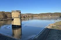 Luhačovická přehrada pomalu zamrzá, na bruslení to ale rozhodně zatím není.