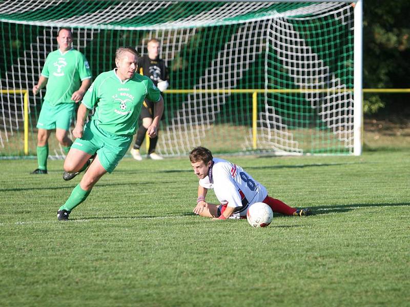 Fotbal - Mladcová B (bílí) – Racková B