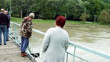 Lidé chodili i 19. května 2010 pozorovat řeku Moravu z lávky v Otrokovicích.