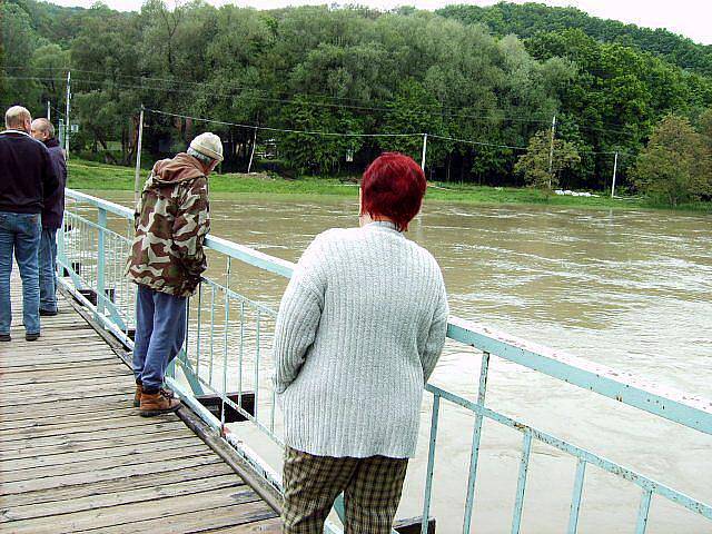 Lidé chodili i 19. května 2010 pozorovat řeku Moravu z lávky v Otrokovicích.