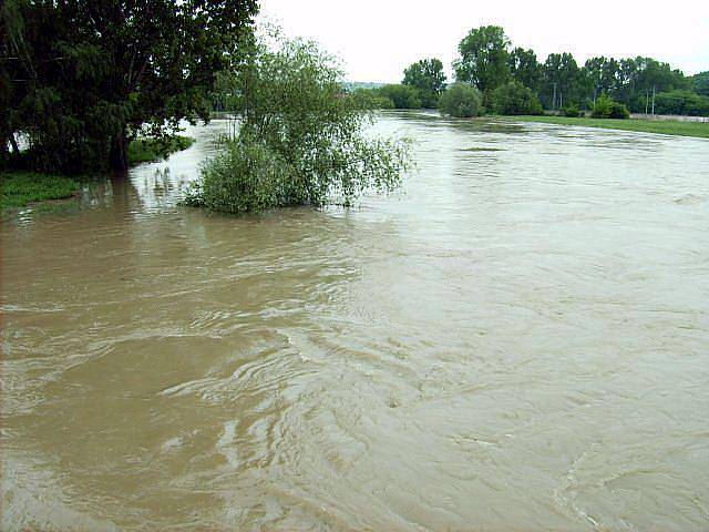 Lidé chodili i 19. května 2010 pozorovat řeku Moravu z lávky v Otrokovicích.